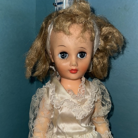 Vintage 1950’s doll with wedding dress, trunk, and lot of clothes - Picture 4 of 5